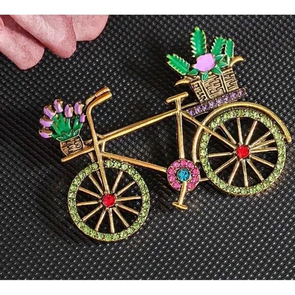 🚲 Betsey Johnson NEW multicolored sparkling crystal bicycle brooch 🚲 - Picture 4 of 4